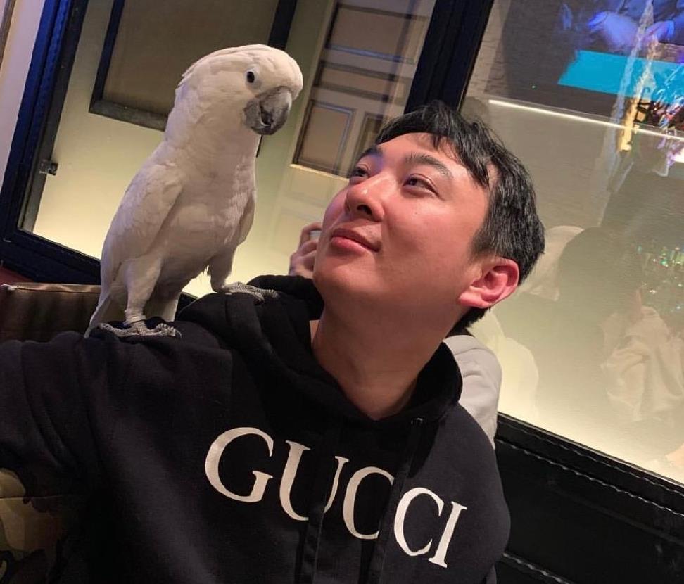 照片中这位美女我们只能看到侧脸,应该是一位长发美女,王思聪看这位