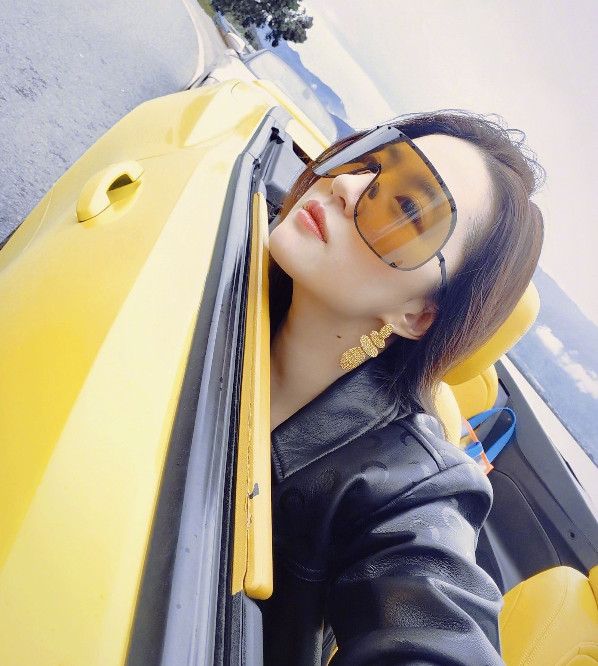 刘亦菲开跑车炸街!穿皮衣戴墨镜机车造型抢眼,飘逸长发令人心动