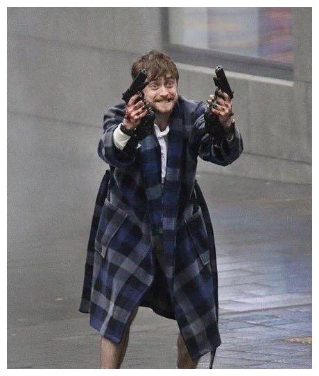 哈利波特里面的人都不用魔杖改用枪