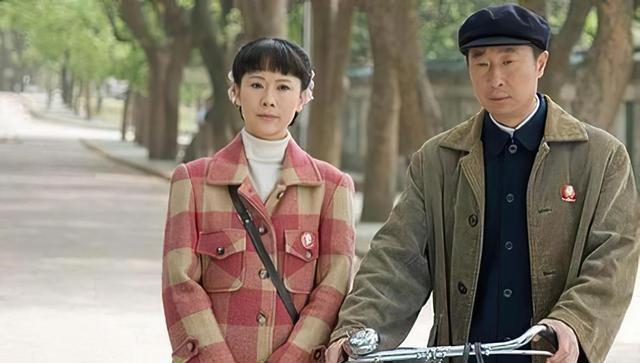 第一次出现在大众面前,就出演了《和平年代》这部电视剧,在剧中饰演