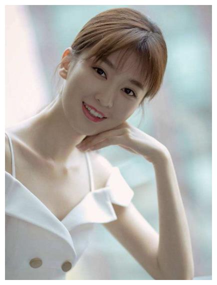 90后女明星颜值全靠修图?当遇上路人镜头,这模样太真实了