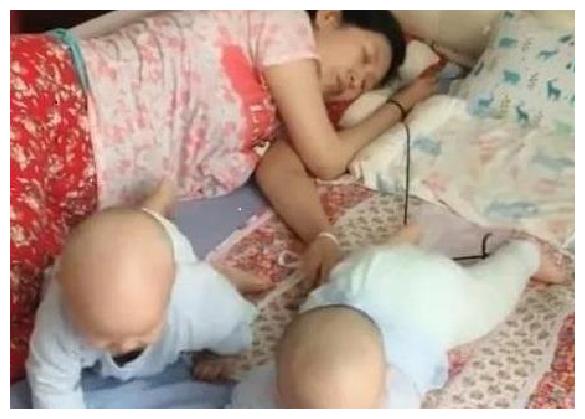 妈妈困的扛不住想睡觉，又担心双胞胎乱爬，想出个“超有才”妙招