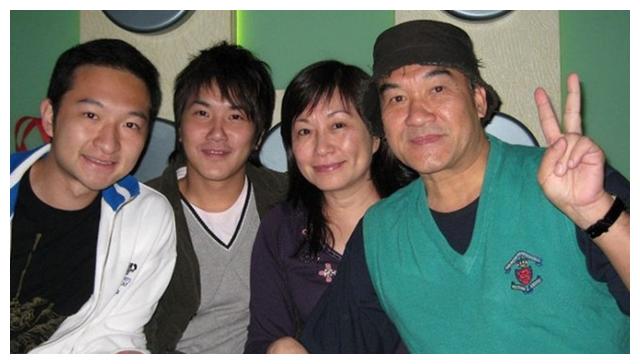 71岁梁家仁近照,现身路边小店吃饭坐姿豪迈,头发花白但精神好