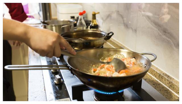 炒菜为什么会油飞溅 防止油溅小窍门