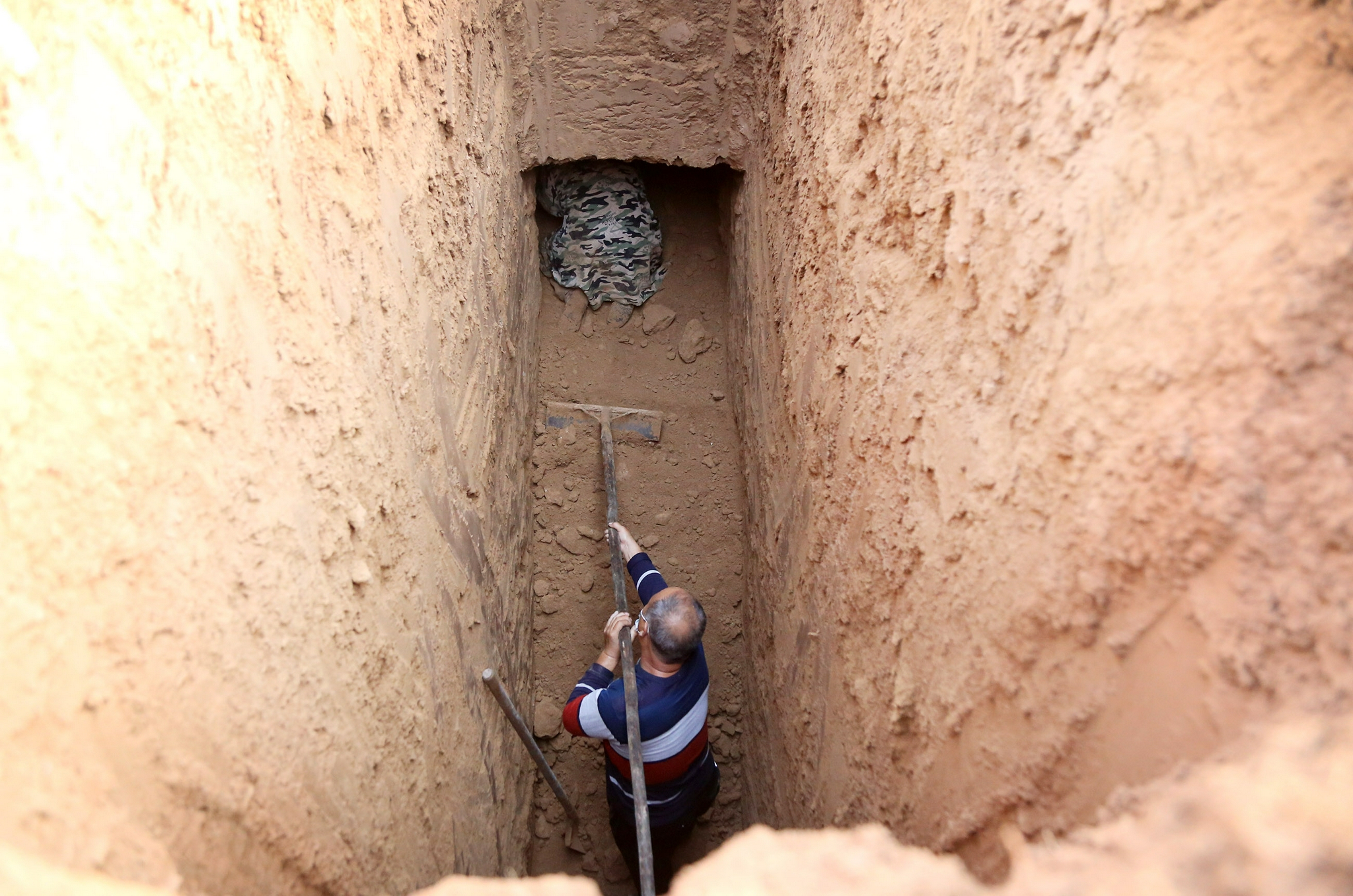 大叔做职业挖墓人,一年挖200个墓穴挣12万,干活前带红绳辟邪_高清图集