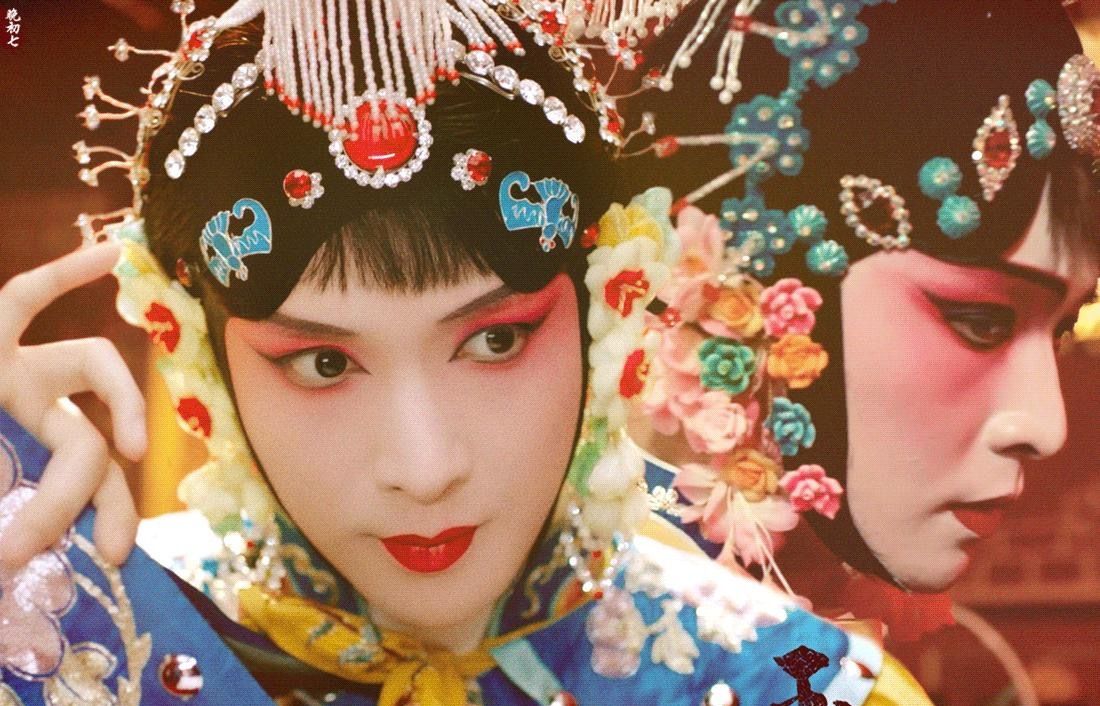 张艺兴半面京剧脸谱半面未来科技感,造型创意十足