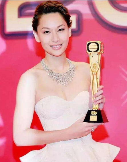 徐子珊退圈后现状曝光,不戴口罩上街购物,身材走样港姐气质全无