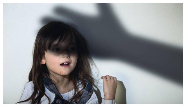 先给大家讲一个故事,一个7岁的小女孩儿跟家人在餐厅吃饭,拿着玻璃杯