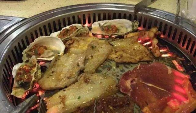 吃自助烤肉，服务员频繁问你要换纸吗？很多人都不知，其实是暗示休闲区蓝鸢梦想 - Www.slyday.coM