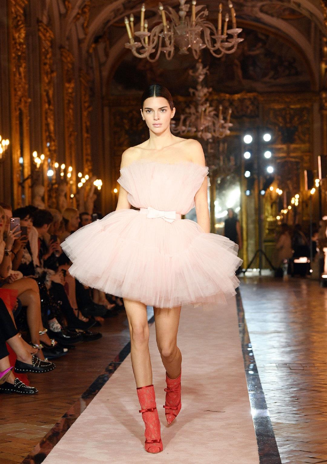 肯达尔·詹娜穿唯美纱裙在罗马宫廷走秀,却展现出了俄式风情