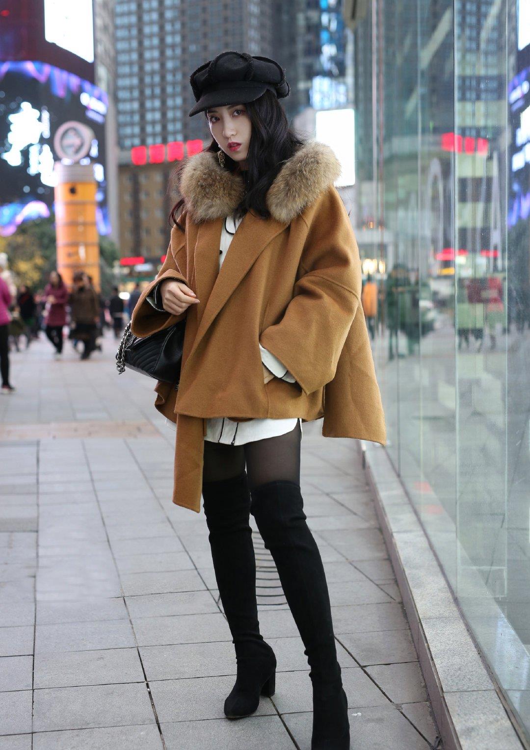 时尚穿搭女生搭配秋装加一顶帽子让脸变的更好看