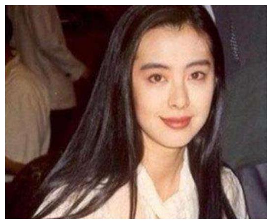 王祖贤小时候长这样朝天鼻小眼睛像小胖妞15岁后却仙气十足