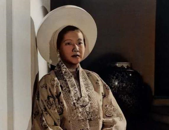 她是越南末代皇后，连生5子依旧被扫地出门，结局比婉容都悲凉