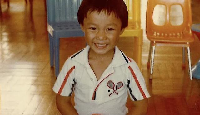 46岁陈奕迅自嘲童年"衰过叉烧",曾拿菜刀以死要挟妈妈