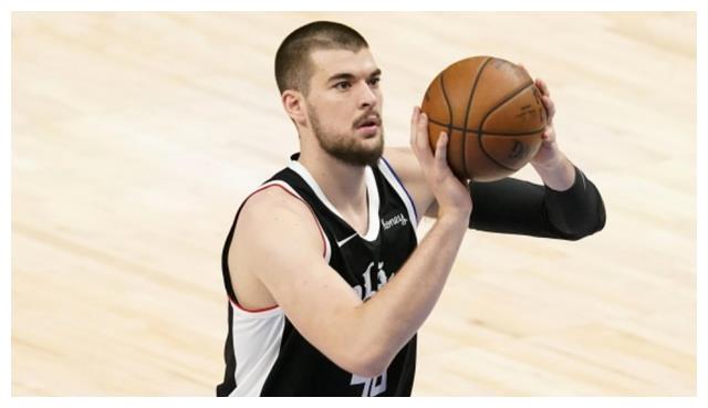 快船2消息！祖巴茨3年3300万续约遭质疑！快船邀霍华德扛内线大旗休闲区蓝鸢梦想 - Www.slyday.coM