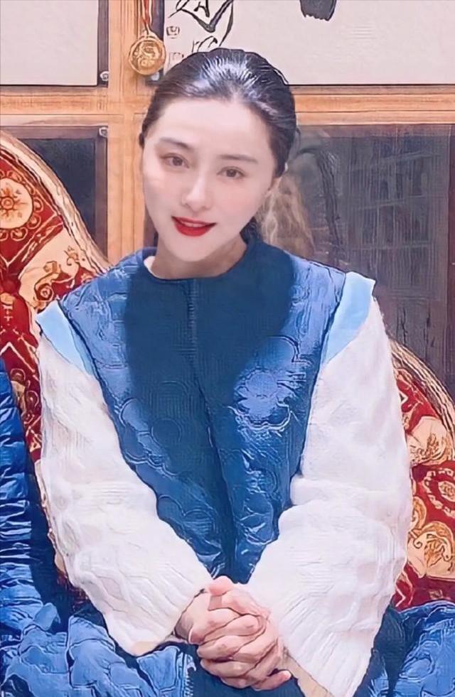 39岁范冰冰终于服老?穿奶奶蓝马甲棉服梳长辫,涂红唇皮肤白皙