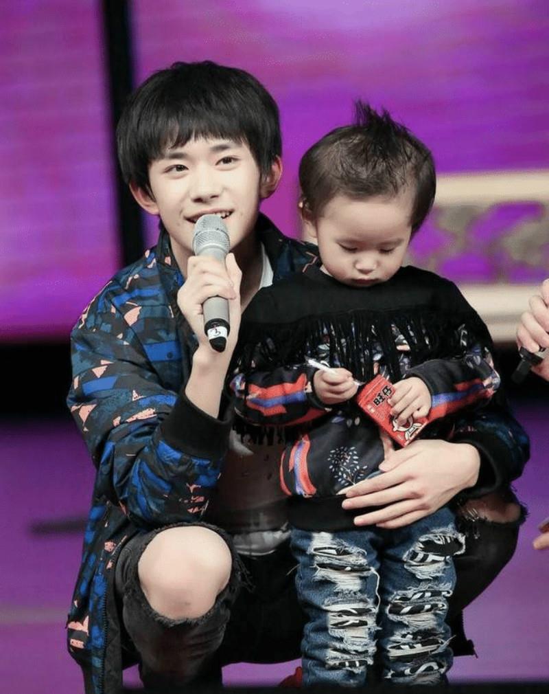 易烊千玺弟弟易烊昱华创世界记录果然神仙兄弟看弟控如何宠弟