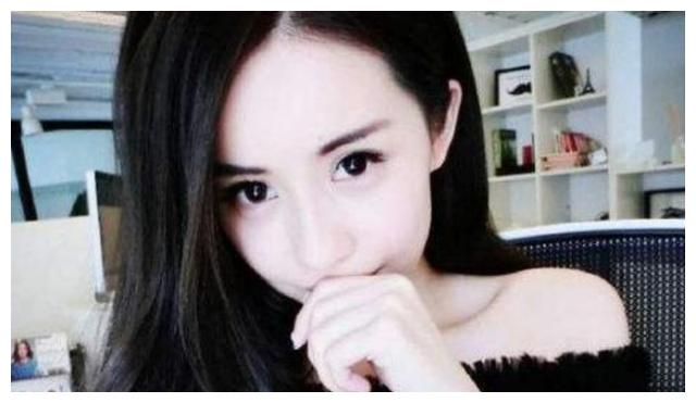 19岁就和富二代李泽楷在一起,两人还一起生下了三个儿女,但是最终李家