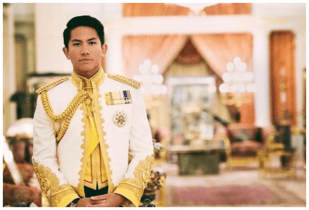 29岁文莱王子宣布恋爱与豪门女友合照好甜身子靠向美人够主动