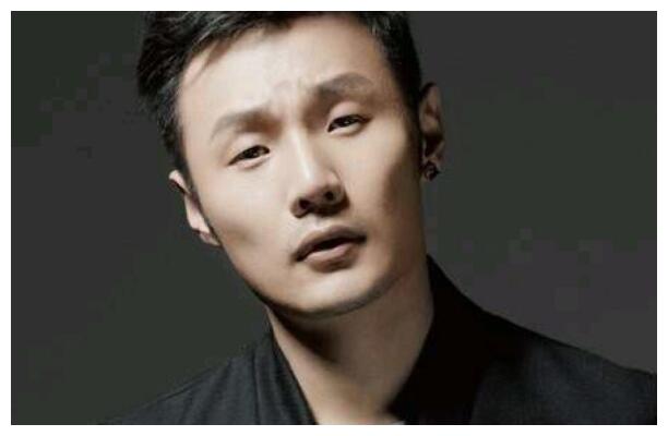 娱乐圈"十大"单眼皮男明星,邓伦可爱,刘昊然呆萌,你最喜欢谁