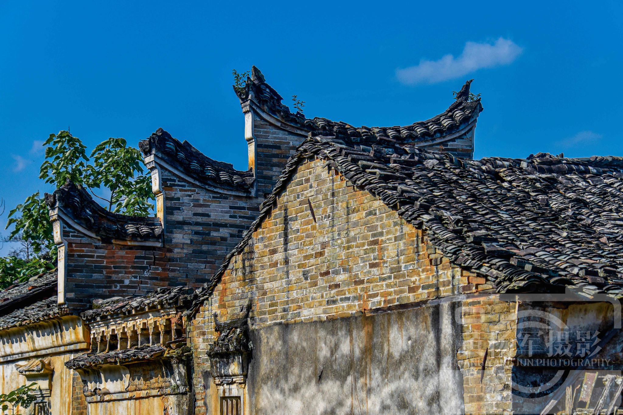 赣县区南塘镇清溪古村蓝天白云下的传统古村落古建筑充满古韵