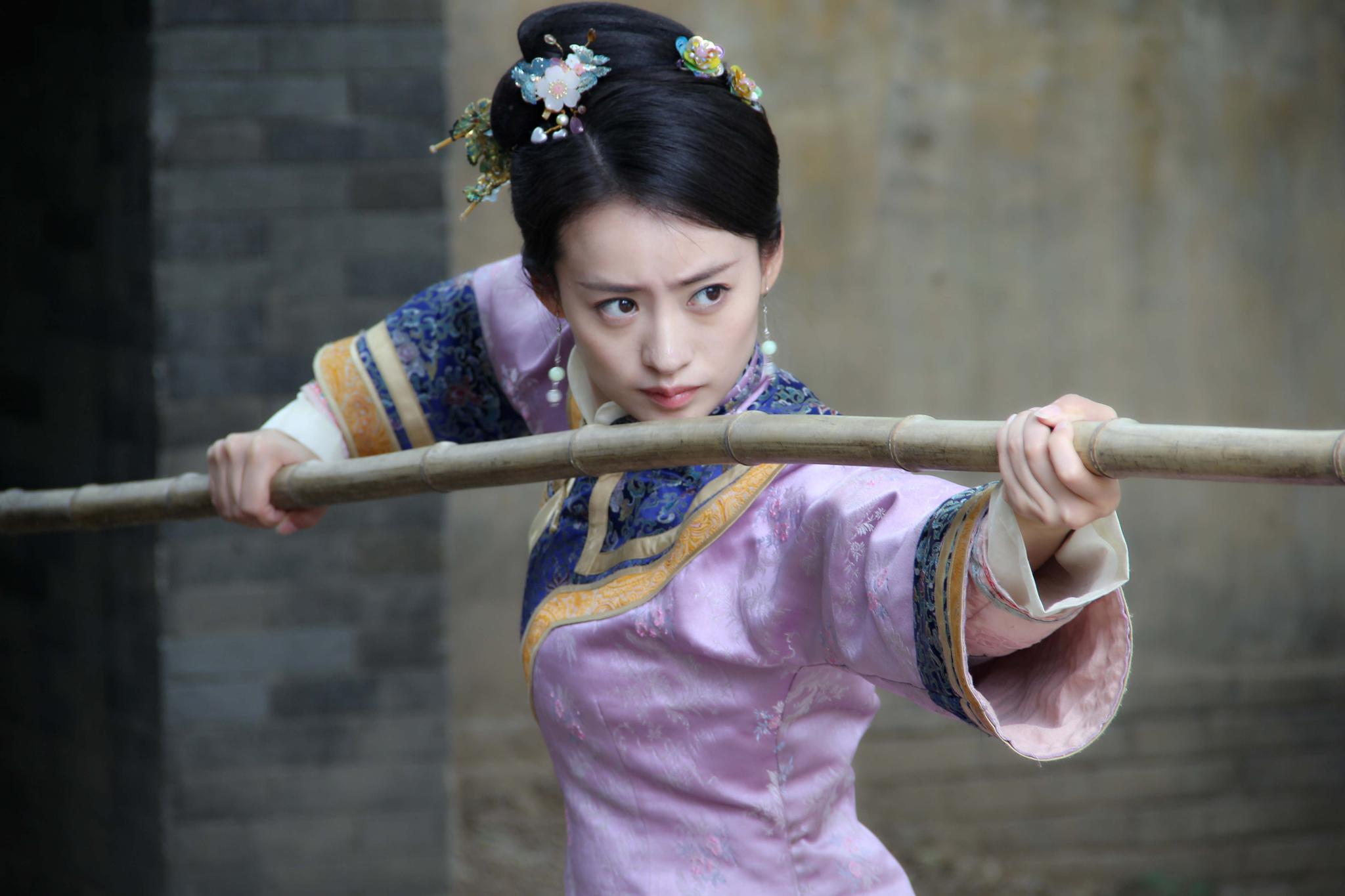 在电视剧《青年霍元甲2》中饰演武艺非凡的女一"王芷兰".