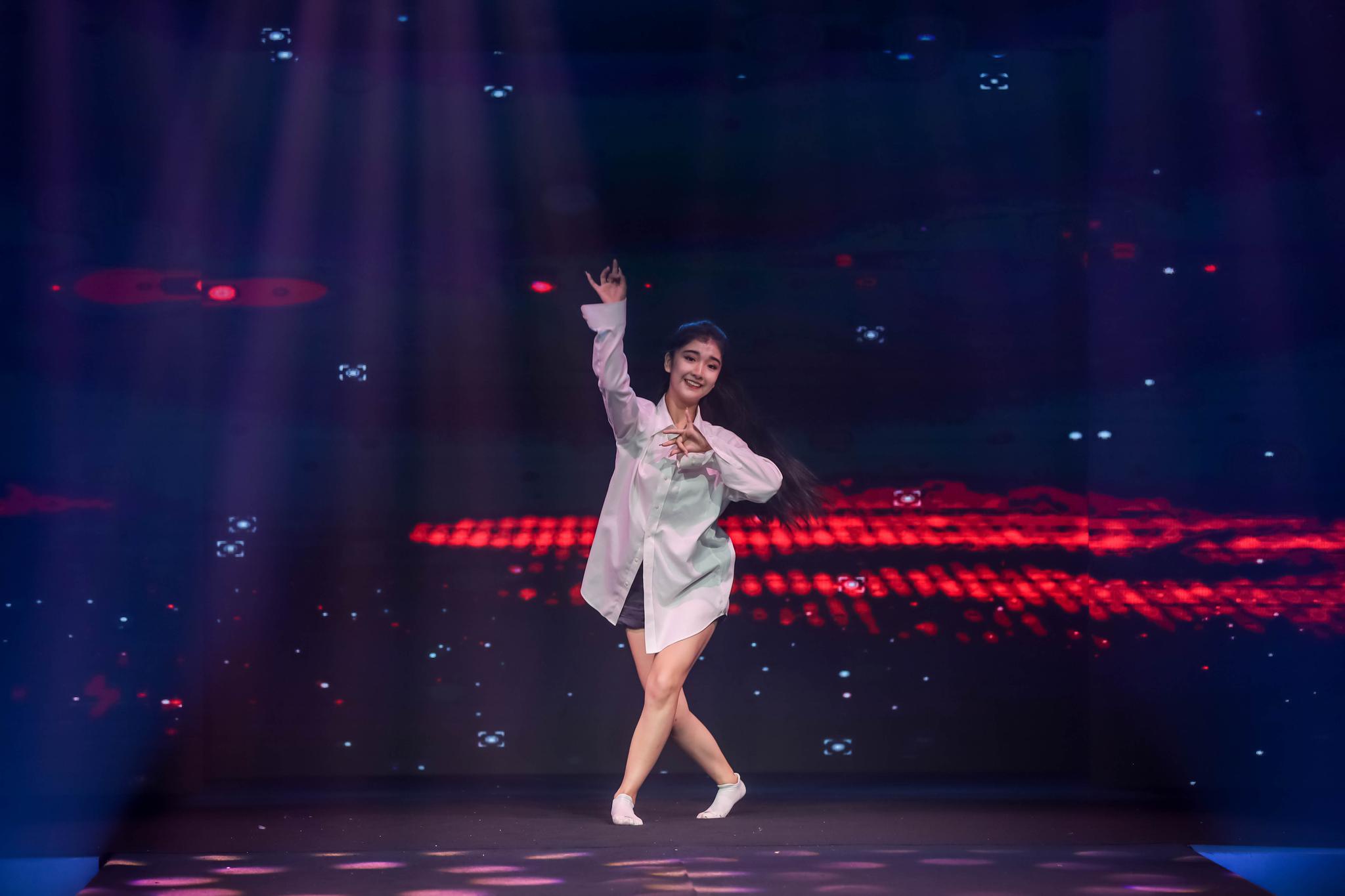阚琳娜表演精彩舞蹈《茉莉花》