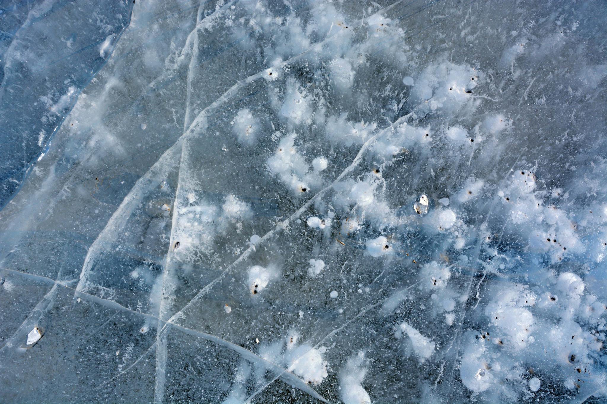 春天冰面上的裂纹原创拍摄