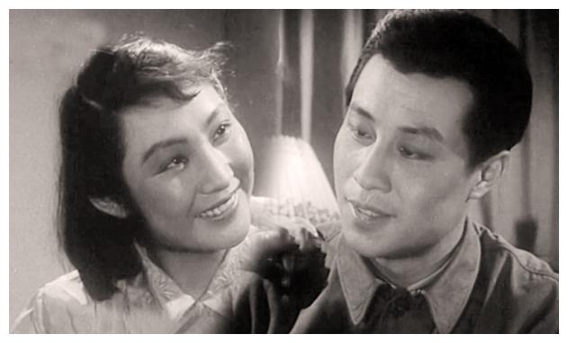 合作的则是王心刚出演的首部电影《寂静的山林》,而王心刚也是凭借