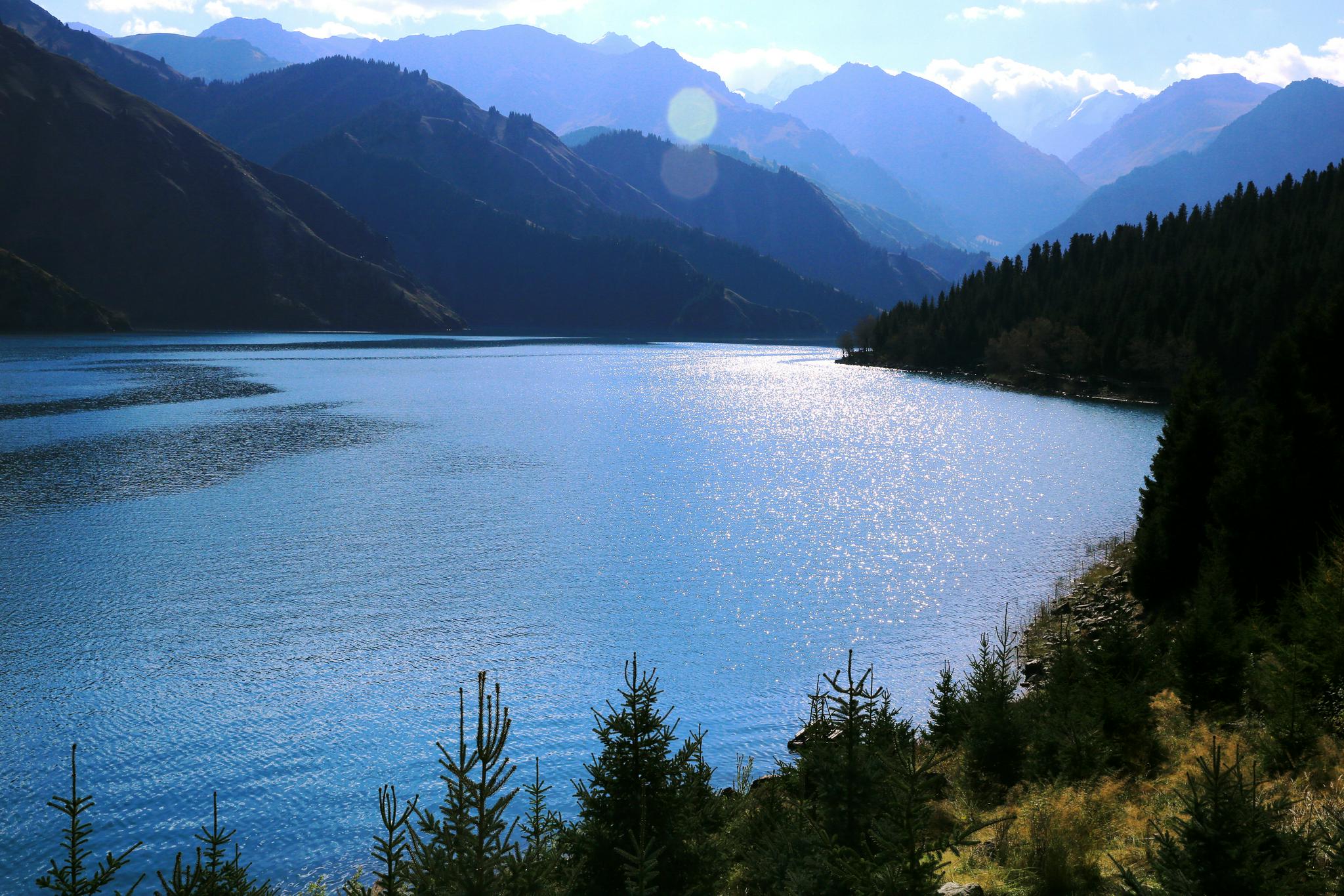 游览天山天池景区天高云淡风光旖旎风景如画