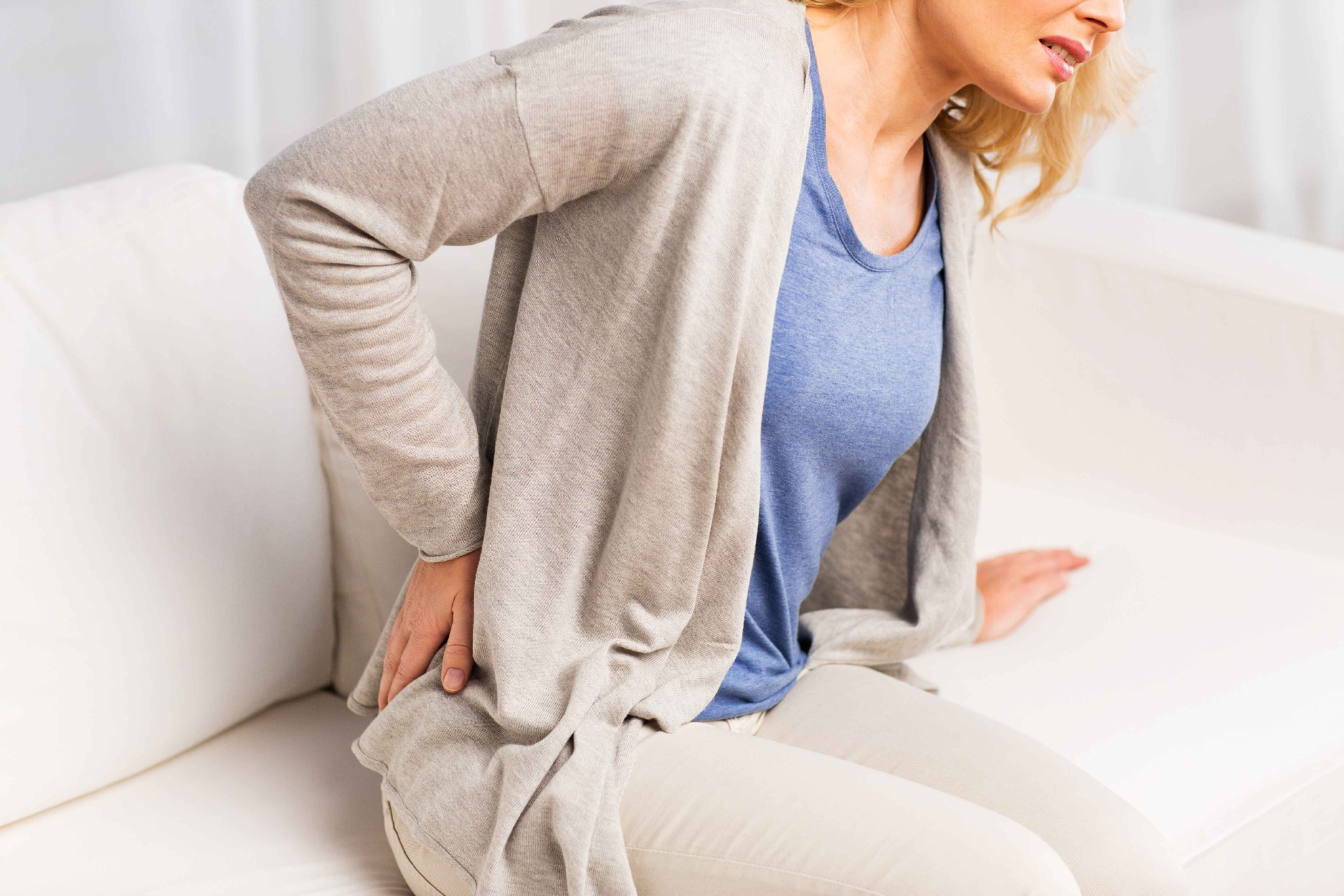女性经常腰痛，往往与这5个原因有关，了解后，要做好预防和治疗