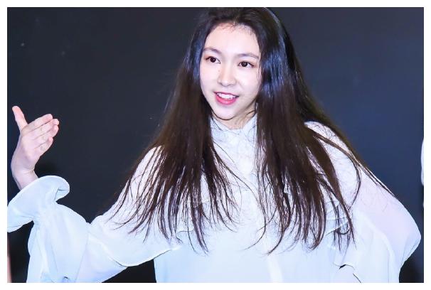 黄则怡就是主演芮闪天女的扮演者了,当时在剧中的她看着形象很一般