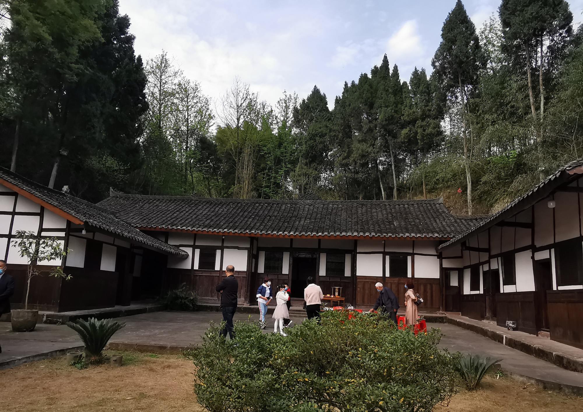 诗歌:杨家院子晒太阳的姿势很迷人