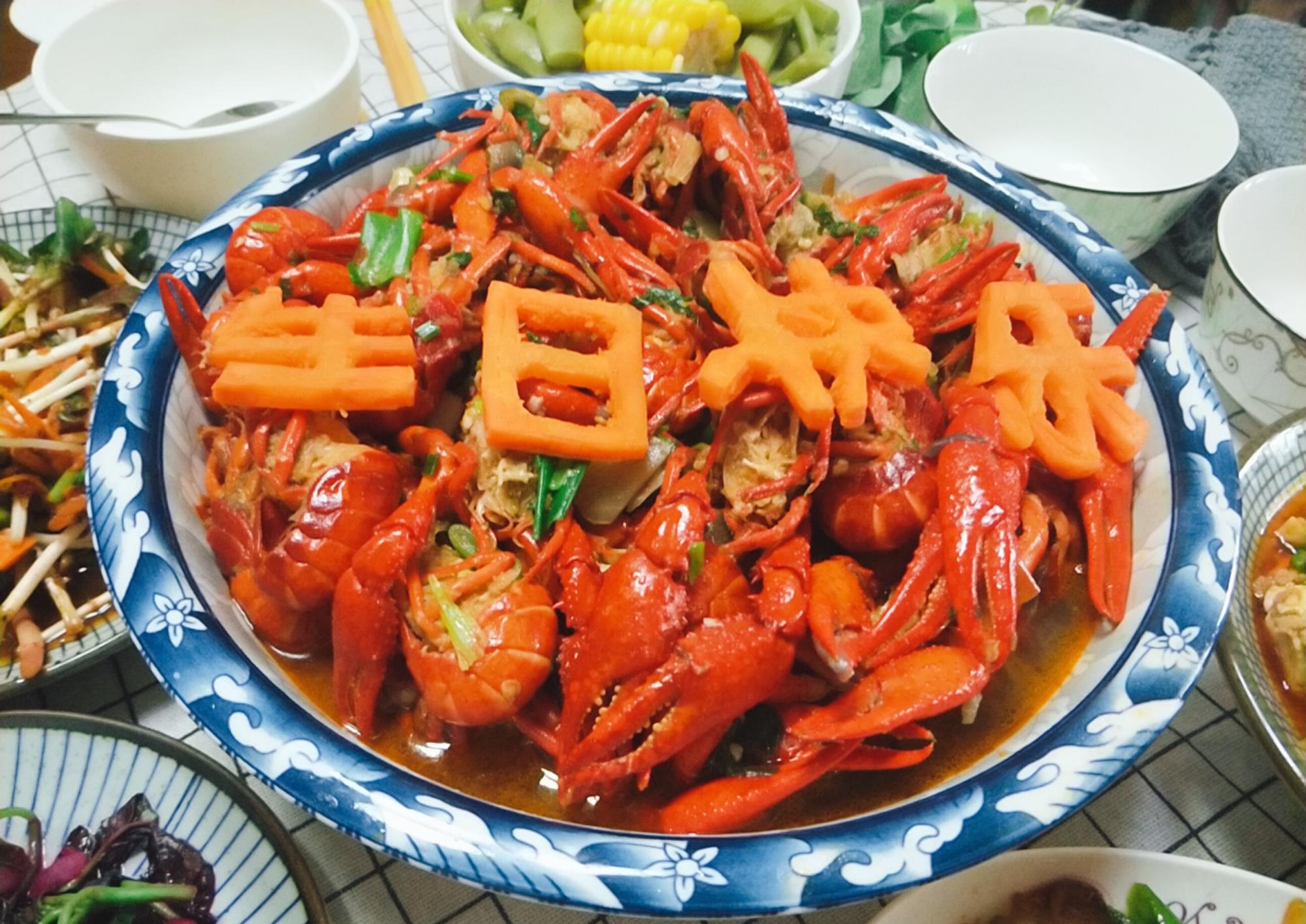 晒一晒给老公做的生日餐和蛋糕,发圈都说:好甜蜜