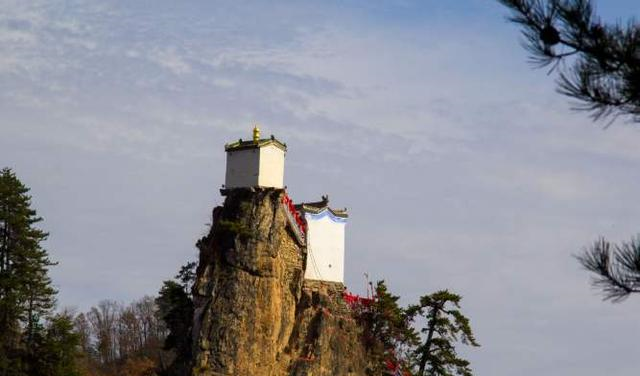 我国最“危险”寺庙，修建于山尖上，三面都是悬崖峭壁却香火不断休闲区蓝鸢梦想 - Www.slyday.coM