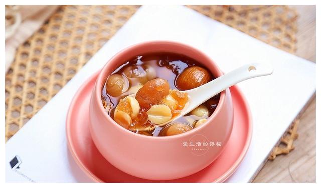 【滋润百合红薯汤】准备百合1把,枸杞1小把,红薯500克,清水适量,冰糖