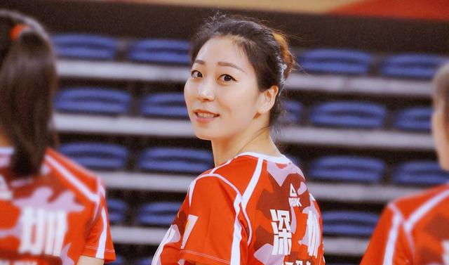 八一女排宣布解散后,杨珺菁加盟江苏女排,弥补江苏女排副攻位置的缺陷