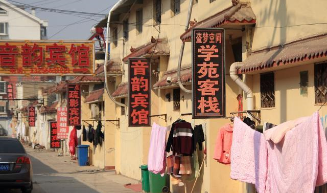 火车站大妈的“宾馆”30元一晚，为什么这么便宜？不少人上当吃亏休闲区蓝鸢梦想 - Www.slyday.coM