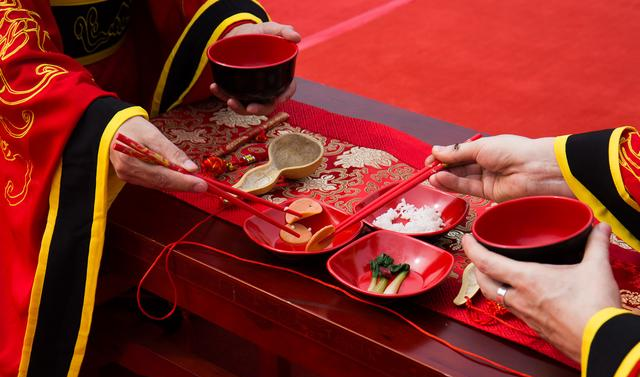 武帝赐婚,新人就位,沃盥洁身,首拜天地,夫妻对拜,共牢而食,合卺同杯