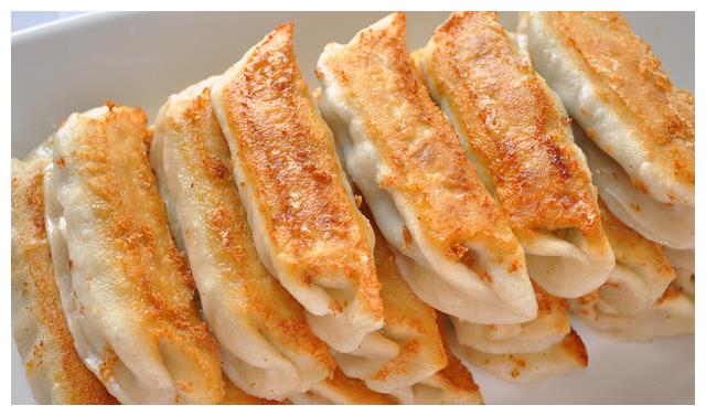 做锅贴淀粉水面粉水都不对教你一招色泽金黄起脆皮有冰花