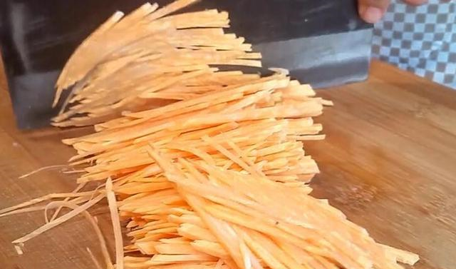 红薯这样吃还是第一次见!原来还可以这么的好吃,酸辣脆齐全休闲区蓝鸢梦想 - Www.slyday.coM 红薯这样吃还是第一次见!原来还可以这么的好吃,酸辣脆齐全休闲区蓝鸢梦想 - Www.slyday.coM