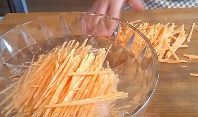 红薯这样吃还是第一次见!原来还可以这么的好吃,酸辣脆齐全休闲区蓝鸢梦想 - Www.slyday.coM 红薯这样吃还是第一次见!原来还可以这么的好吃,酸辣脆齐全休闲区蓝鸢梦想 - Www.slyday.coM