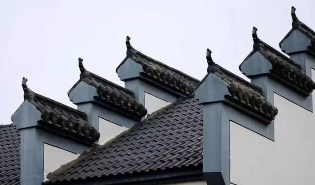 其轮廓看起来就像是一条龙脊,屋顶上的青瓦象征着龙鳞,马鞍墙的翘角是