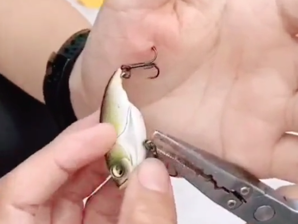 看着都疼,玩路亚虽快乐,做好防护太重要,钓到自己很痛苦休闲区蓝鸢梦想 - Www.slyday.coM 看着都疼,玩路亚虽快乐,做好防护太重要,钓到自己很痛苦休闲区蓝鸢梦想 - Www.slyday.coM