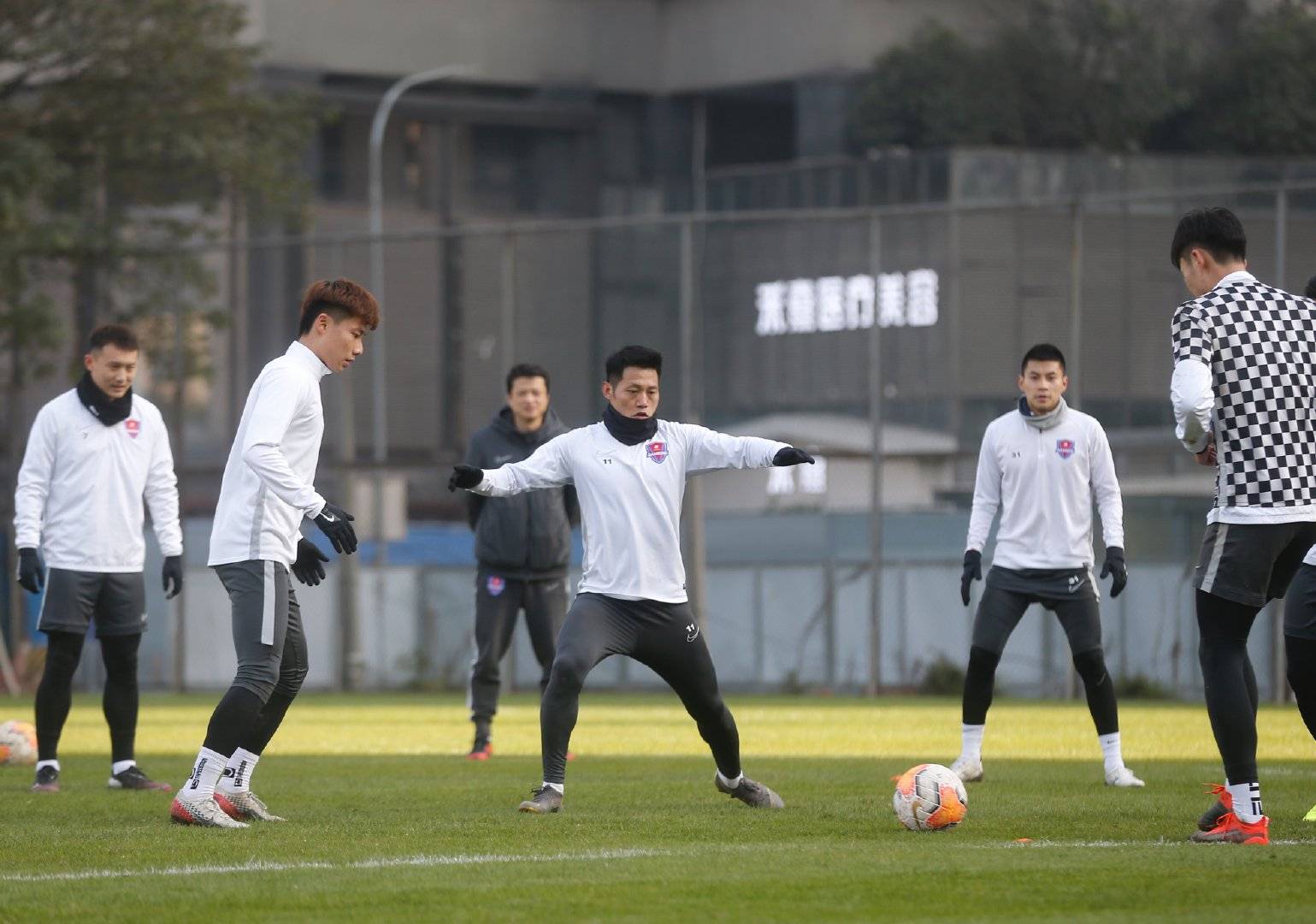 重庆当代足球队正式收假归队球员们开启训练的模式