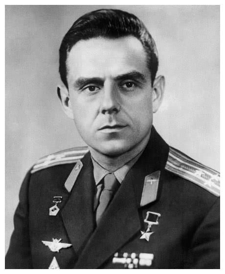 他的名字叫弗拉迪米尔·科马洛夫,他是航天史上最悲壮的一具骸骨,明