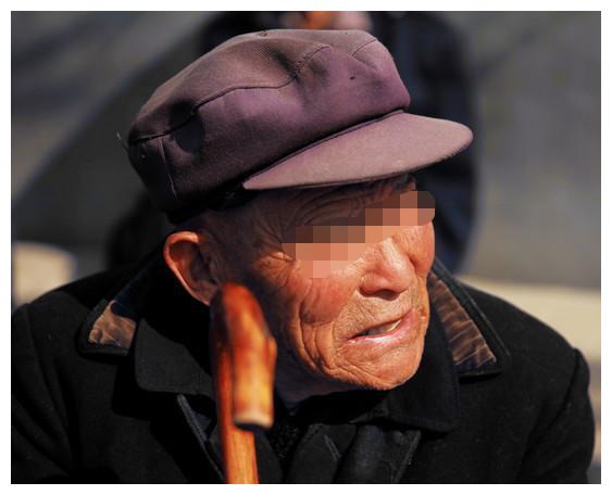 瘸腿老汉一生施舍数人重病那天来了一个人让他多活了二十年
