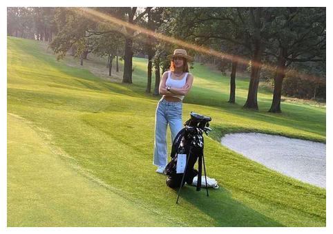 在7月份,荷兰弟就已经在社交平台发了娜迪亚·帕克斯的照片,照片中她