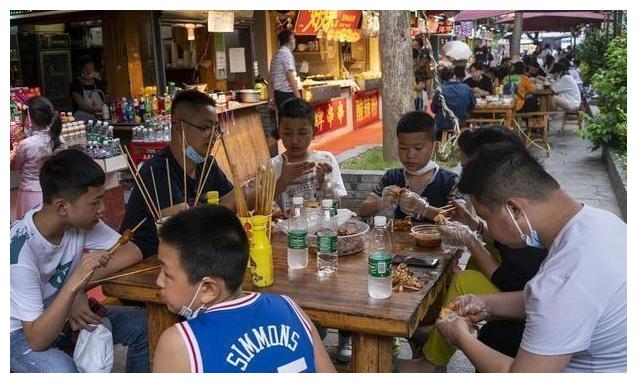 "你会让孩子吃地摊上的美食吗?"宝妈们的回答,有些出乎意料