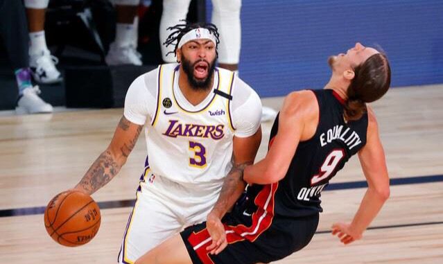 戴维斯带球撞人